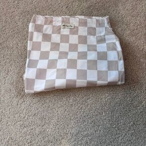 Itzy Ritzy nursing cover - White and Tan